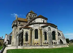 Le chevet de l'église Saint-Jouin.