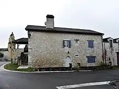 Maison dans le bourg.