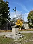 Croix monumentale proche du chevet de l'église.