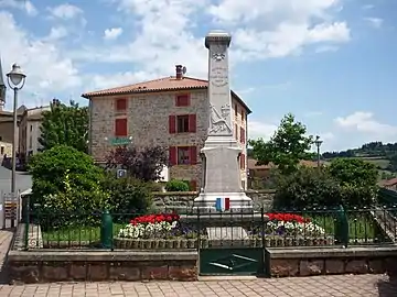 Vue du monument aux morts de Saint-Just-d'Avray.