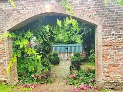 Jardin fleuri de l'école.