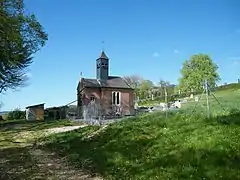 Chapelle dominant la vallée.