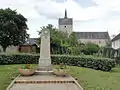 Église Saint-Aignan de Nouan et le monument aux morts.