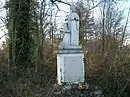 Monument souvenir aux victimes de l'accident du 25 mars 1958 (par la paroisse de Mazères sur l'Hers) avec les statues de Notre-Dame de Lourdes et de sainte Bernadette (sur la Route Tarbes Toulouse à Saint-Laurent-de-Neste, à proximité de la zone artisanale Pic Pyrénées Innovation).