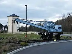 Wagon-grue ferroviaire de 1924 et château d'eau.