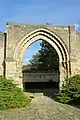 Porte romane sur le parvis de l'église.