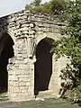 Porte en plein cintre à l'est du cloître.