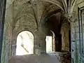 Vestibule, vue vers l'est, portes sur le cloître.