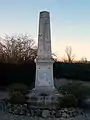 Le monument aux morts, dans le cimetière autour de l'église (jan. 2010)