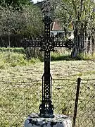 Croix de carrefour à l'ouest du bourg.