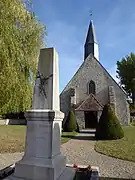 Entrée de l'église et monument aux morts.