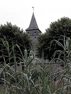 La vieille église de Saint-Lunaire au milieu des fleurs.