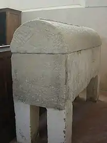 Église de Saint-Lupien : sarcophage du saint.