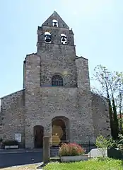 Façade de l'église avec son clocher-mur à trois baies.