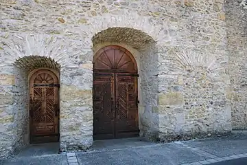 Les deux porches de l'église; le porche sud a été muré.