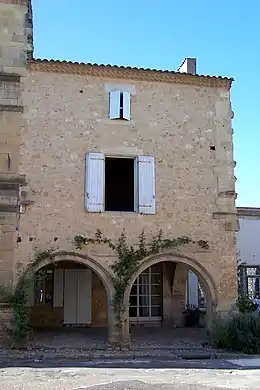 Maison attenante au Relais Henri IV, est, déjà inscrite individuellement (sept. 2011)44° 33′ 54,7″ N, 0° 13′ 28,6″ O