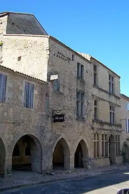 Le relais Henri IV, place du Mercadiou.