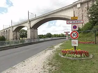 Entrée de Saint-Mammès par le sud, pont-viaduc SNCF sur le Loing.