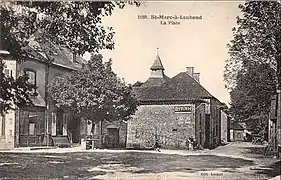 Carte postale de la place du village vers 1920.