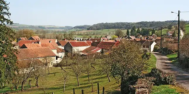 Le village depuis la rue de l'église, au fond la vallée de la Seine.