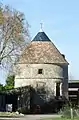 Le pigeonnier du château (ancien) de la Fontaine.