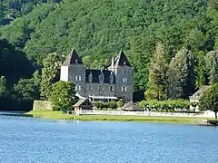 Le château du Gibanel, en bordure de la retenue, à Saint-Martial-Entraygues.