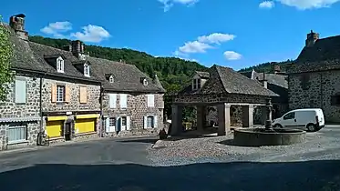 la fontaine et la halle en 2018.