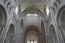 Vue sur le triforium et la tour-lanterne.