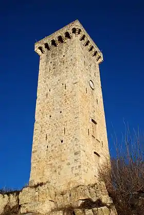 Mâchicoulis sur arcs reposant sur des corbeaux en quarts-de-rond superposés en quinconce.