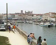 Le port de Saint-Martin vu des remparts.