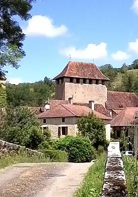 La tour rectangulaire de l'église dominant le village