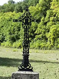 La croix à l'ouest du bourg.