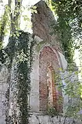 Vestiges du pan du mur du chœur de l'église.