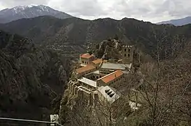 L'abbaye Saint-Martin du Canigou, à 1 100 m d'altitude, entourée de gorges.