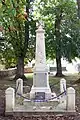 Le monument aux morts dans le square devant l'église (août 2011).