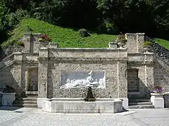 Fontaine d'Hygie à l'entrée de la station.