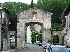 La porte de ville dans le prolongement du pont.