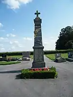 Monument aux morts, dans le cimetière.