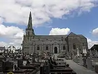 Saint-Mayeux : vue méridionale de l'église et de la croix de cimetière.