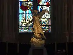 Statue de Saint Michel derrière l'autel.