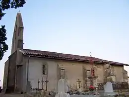 L'église Saint-Michel dans le bourg (fév. 2010)