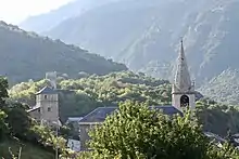 Les deux « tours » et l'église de Saint-Michel (août 2018).