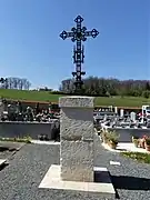 La croix principale du cimetière.