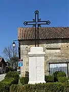 Croix devant l'église.