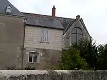 Photographie en couleurs d'une ancienne église réaménagée en habitation.