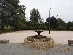 Fontaine et espace vert.