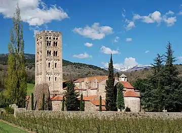 Vue de l'abbaye depuis les vergers.