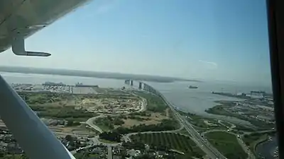 Vue aérienne : le pont et les chantiers navals à droite.