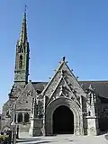 Saint-Nic : église Saint-Nicaise, clocher, ossuaire et porche sud.