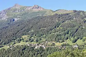 Vue du mont Géroux (centre gauche) et du mont Joly (à gauche) dominant le village de Saint-Nicolas-de-Véroce au nord-est.